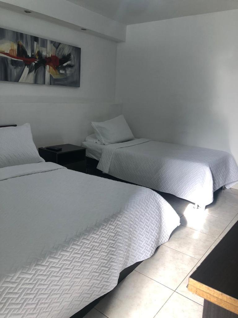 New Memphis Hostal Medellin Luaran gambar