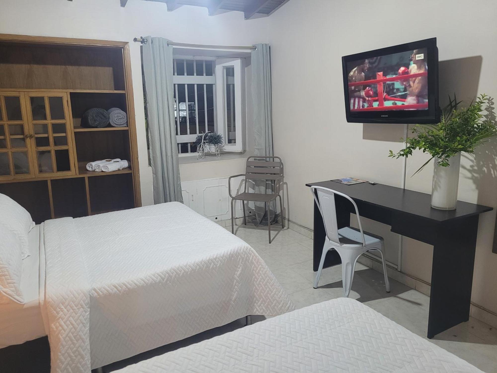 New Memphis Hostal Medellin Luaran gambar