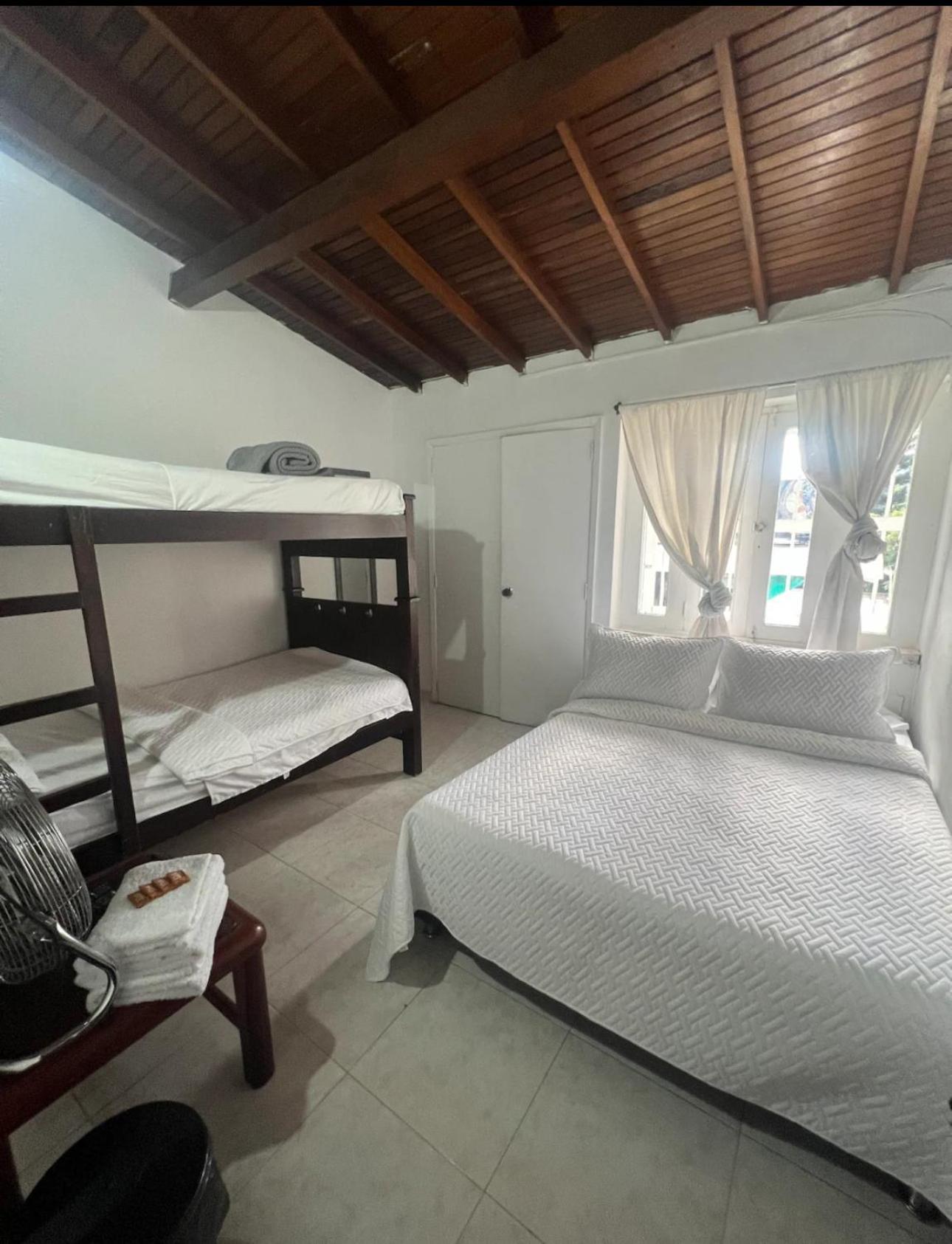 New Memphis Hostal Medellin Luaran gambar